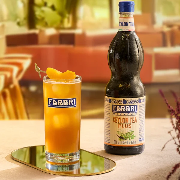 Bebida gelada preparada com Mixybar Plus Chá Preto Ceylon Fabbri, servida com gelo e apresentação sofisticada.