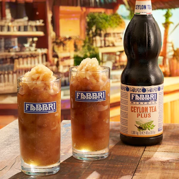 Bebida especial preparada com xarope Mixybar Plus Chá Preto Ceylon Fabbri, ideal para chás gelados, drinks e coquetéis refrescantes.