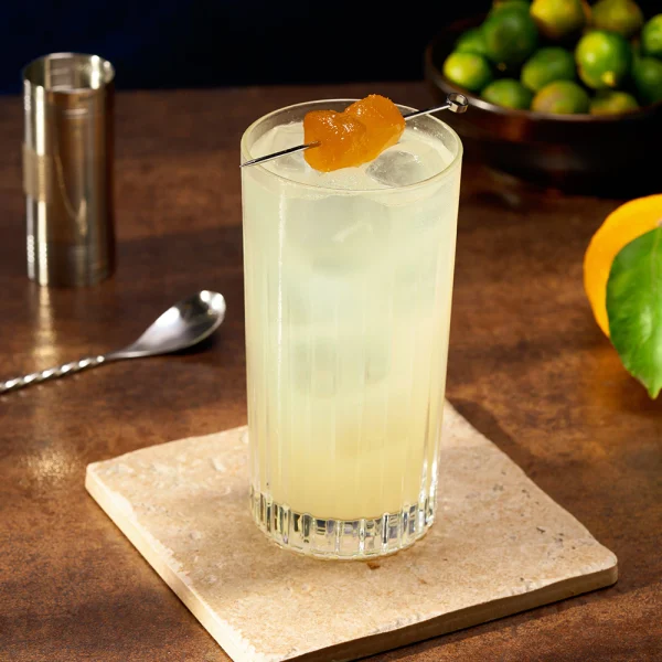 Drink refrescante preparado com xarope Mixybar Plus Calamansi Yuzu Fabbri, servido com gelo e toque cítrico.